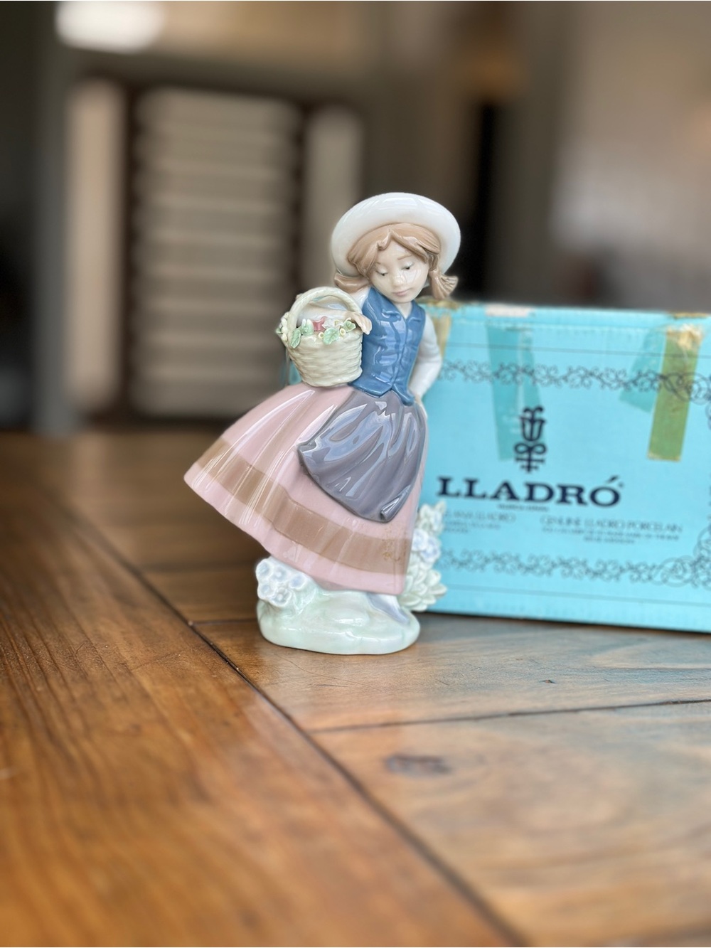 Lladro Porcelain Figurine Girl Linda con Cesta Retired  5221 - Spain